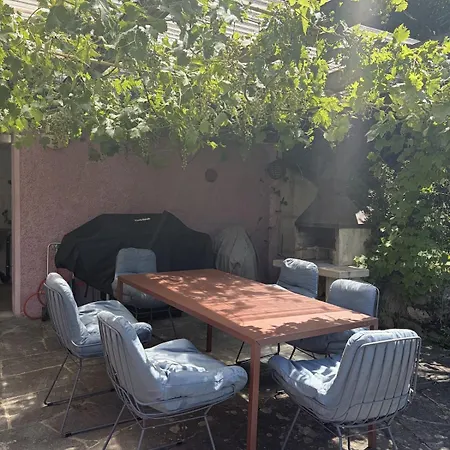 Mit Privatgarten Nyaraló